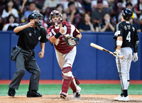 [포토]‘7회초 신민재 삼진잡고 주먹불끈’ 김건희