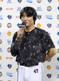 [포토]폭우 속 수훈선수 인터뷰를 하는 두산 곽빈