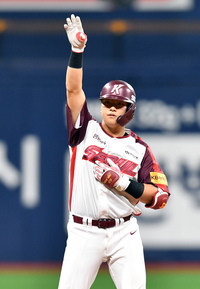 [포토]‘3회말 2루타로 포문 연’ 김건희