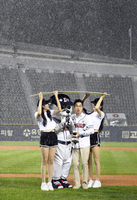 [포토]송민주-박하정 치어리더, 이렇게라도 막아야...