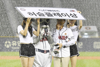 [포토]송민주-박하정 치어리더, 폭우를 피해서...