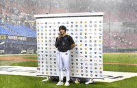 [포토]6이닝 무실점 선발승 두산 곽빈, 폭우 속 인터뷰