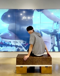 ‘광고 찢고 나온 변우석 실존’ 변우석, 가로수길 초대형 광고판 보며 흐뭇