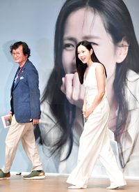 [포토]‘무대 오르는’ 손예진과 정지영 조직위원장