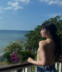 나나, 발리 태양 아래 매혹의 백리스룩