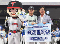 [포토]승리 감독상 수사하는 염경엽 감독