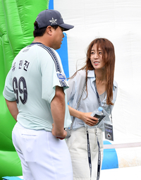 [포토]이야기 나누는 류현진-배지현 부부