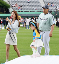 [포토]아내 배지현 전 아나운서와 이야기 나누는 류현진