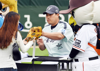 [포토]사인해 주는 한화 류현진