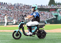 [포토]배달 오토바이 타고 타석으로 향하는 황성빈