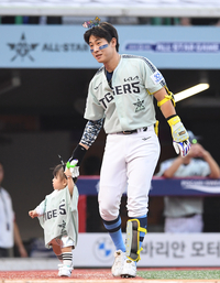 [포토]딸과 함께 타석에 들어서는 KIA 박찬호