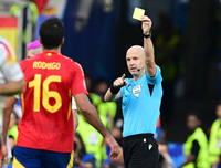 조용히 넘어가는 법이 없는 ‘문제적 그 심판’…옐로카드 15장 남발에 핸드볼 논란 판정까지