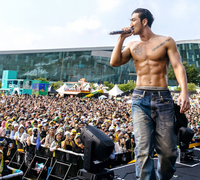 워터밤을 찢어 놓은 ‘섹시백’ 백호, 여름 무더위를 시원하게 날려버려!