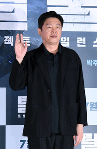 [포토]손인사 하는 배우 김희원