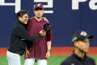[포토]‘홍원기 감독과 반가운 포옹’ 양상문 투수코치