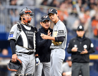 [포토]‘1루에 신경쓰지 말고’ 양상문 투수코치