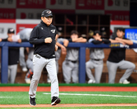 [포토]‘마운드 향해’ 양상문 투수코치