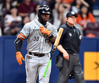 [포토]‘할말잃게 만드는 타구’ 솔로포 페라자