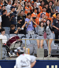 [포토]‘신났다 한화 치어리더’ 솔로포 안치홍