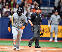 [포토]‘배트플립은 조용히’ 솔로포 페라자