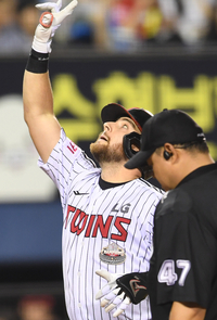 [포토]2점 홈런 세리머니 하는 LG 오스틴