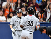 [포토]‘치홍이 형도 한방!’ 솔로포 페라자