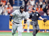 [포토]‘후반기 기대되죠?’ 솔로포 페라자