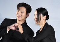 [포토]함께 하트 만들어 보이는 지창욱-전도연