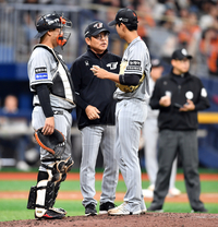 [포토]‘쫄지말고’ 양상문 투수코치