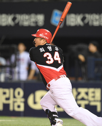 [포토]KIA 최형우, LG 유영찬 상대 동점 적시타