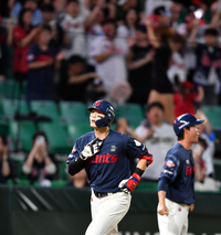 [포토]‘승리쐐기’ 솔로포 윤동희