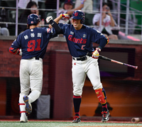 [포토]‘전준우와 어깨맞춤’ 9회초 솔로포 윤동희