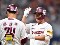 [포토]‘6회말 류현진 상대로 안타출루’ 고영우