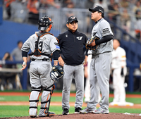 [포토]‘3회말 류현진 위기에’ 마운드 오른 양상문 투수코치