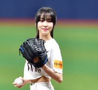 ‘시구하고 이런 모습 보여준 연예인 보셨나요?’ 류현진 등판에 키움승리기원시구 나선 유주[한번에 쓱]