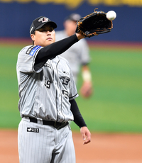 [포토]‘무표정으로 임하는’ 류현진