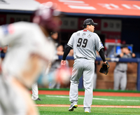 [포토]‘더그아웃으로 향하다 흠칫’ 류현진