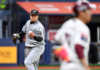 [포토]‘3회말 이주형 내야안타 허용하는 류현진’