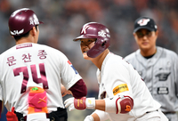 [포토]‘류현진 상대 포문 연 김건희’