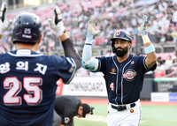 [포토]선제 솔로 홈런의 기쁨을 나누는 두산 라모스-양의지