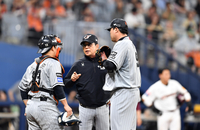 [포토]‘3회말 류현진 위기에’ 마운드 오른 양상문 투수코치