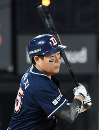 [포토]7년 연속 100 안타 달성하는 두산 양의지