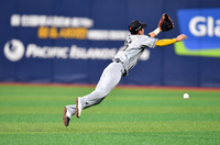 [포토]‘김건희 타구 잡기위해 몸던졌지만’ 황영묵