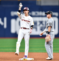 [포토]‘7회말 동점타’ 김혜성