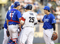 [포토]삼성 이승현의 상태를 묻는 두산 양의지