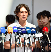 [포토]‘두손 꼭 잡은’  홍명보 감독