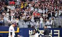 [포토]‘KT 응원단 들썩이게 만든’ 7회초 1점홈런  로하스