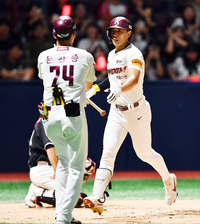 [포토]‘2회말 벤자민 상대로’ 솔로홈런 송성문