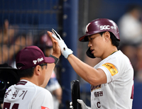 [포토]‘홍원기 감독 축하’ 솔로홈런 송성문