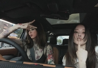 동갑 절친 한소희, 전종서 전신 타투로 강렬한 비주얼 변신 공개